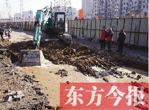 郑州挖掘机施工 挖断水管 司机快速离开